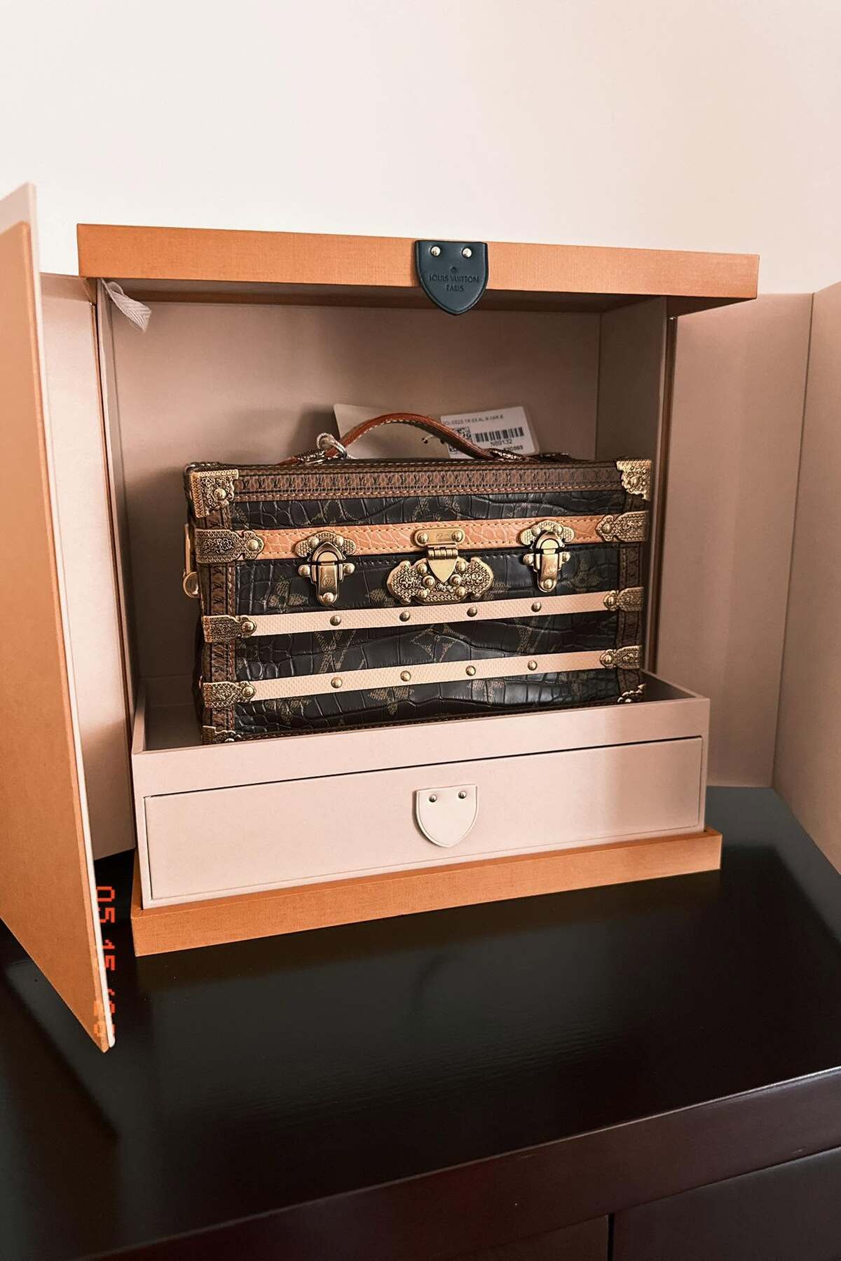 Giữa tháng 5, Mai Phương Thúy bổ sung vào bộ sưu tập chiếc túi Louis Vuitton, mẫu mới của mùa Xuân Hè 2026, có giá hơn 1,1 tỷ đồng. Thiết kế được phối từ nhiều loại da cá sấu, dập họa tiết monogram thủ công, sử dụng khóa mạ vàng và mất hơn hai năm hoàn thiện bằng tay.