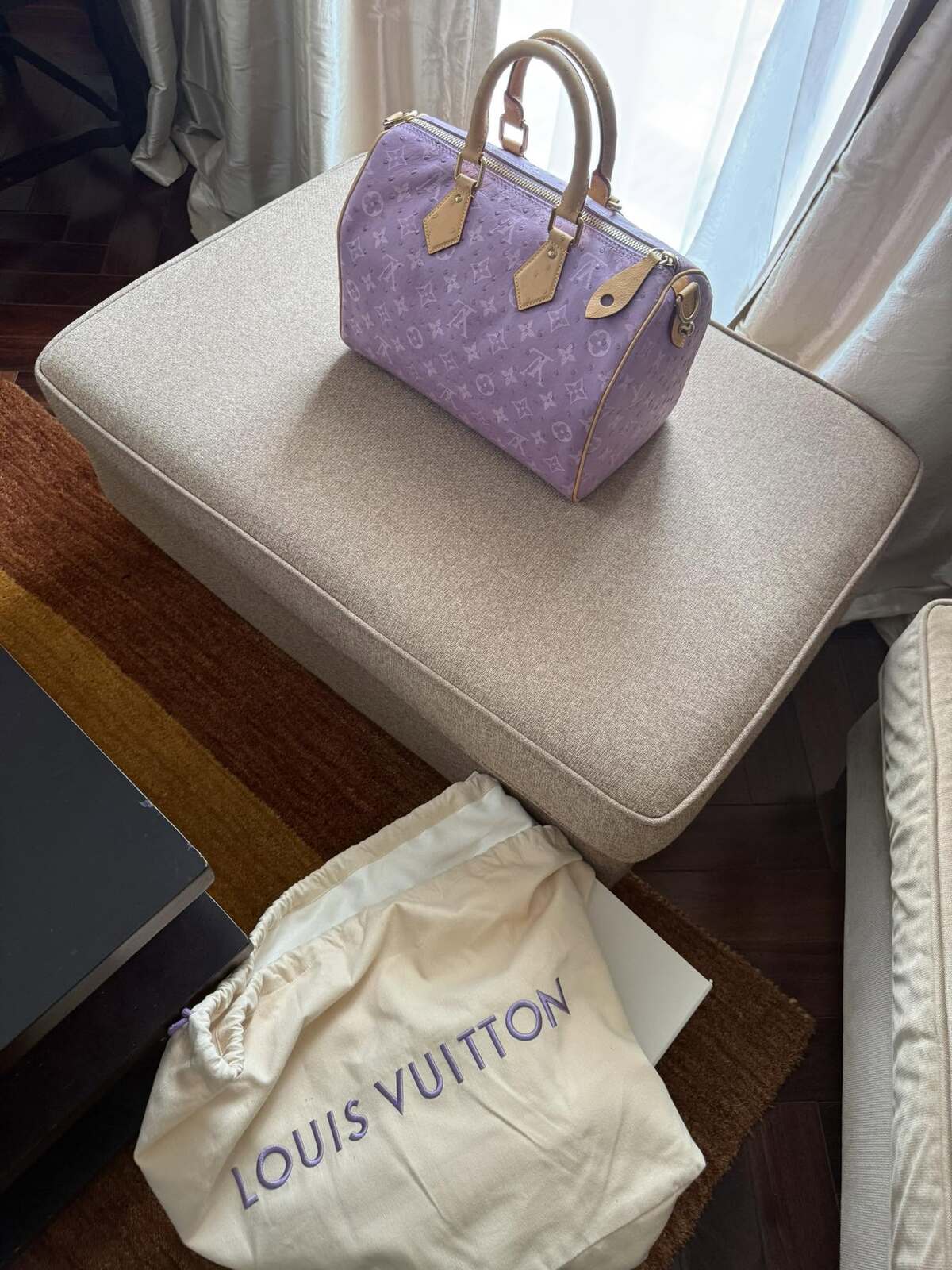 Trước đó một tháng, cô tậu thêm mẫu túi da đà điểu thuộc bộ sưu tập Louis Vuitton Mens Spring 2026 do giám đốc sáng tạo Pharrell Williams thực hiện. Thiết kế có giá hơn 730 triệu đồng, theo công bố của nhãn hàng.