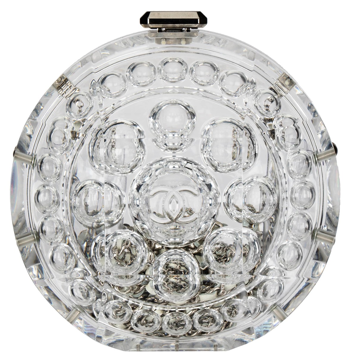 Bên cạnh đó, cô còn sở hữu mẫu minaudière Chanel thuộc bộ sưu tập Xuân Hè 2018, được chế tác từ nhựa resin trong suốt, có phom tròn cùng dây đeo kim loại.