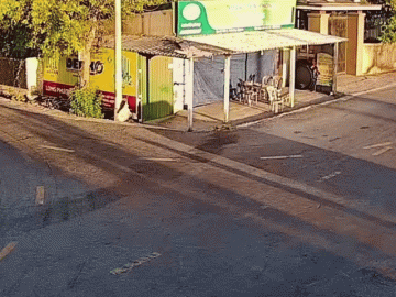 Clip: Xe máy 'kẹp' ba lao vào ô tô, một người bị hất vào gầm