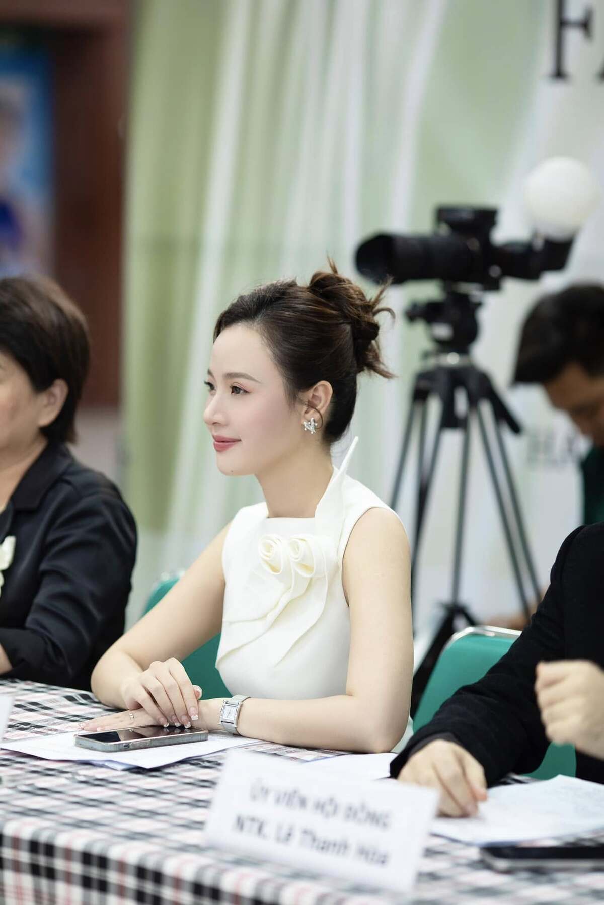 Năm ngoái, khi tham gia chấm đồ án tốt nghiệp của sinh viên ngành thời trang, Midu phối váy trắng tối giản cùng mẫu Heure H Mini Model của Hermès.