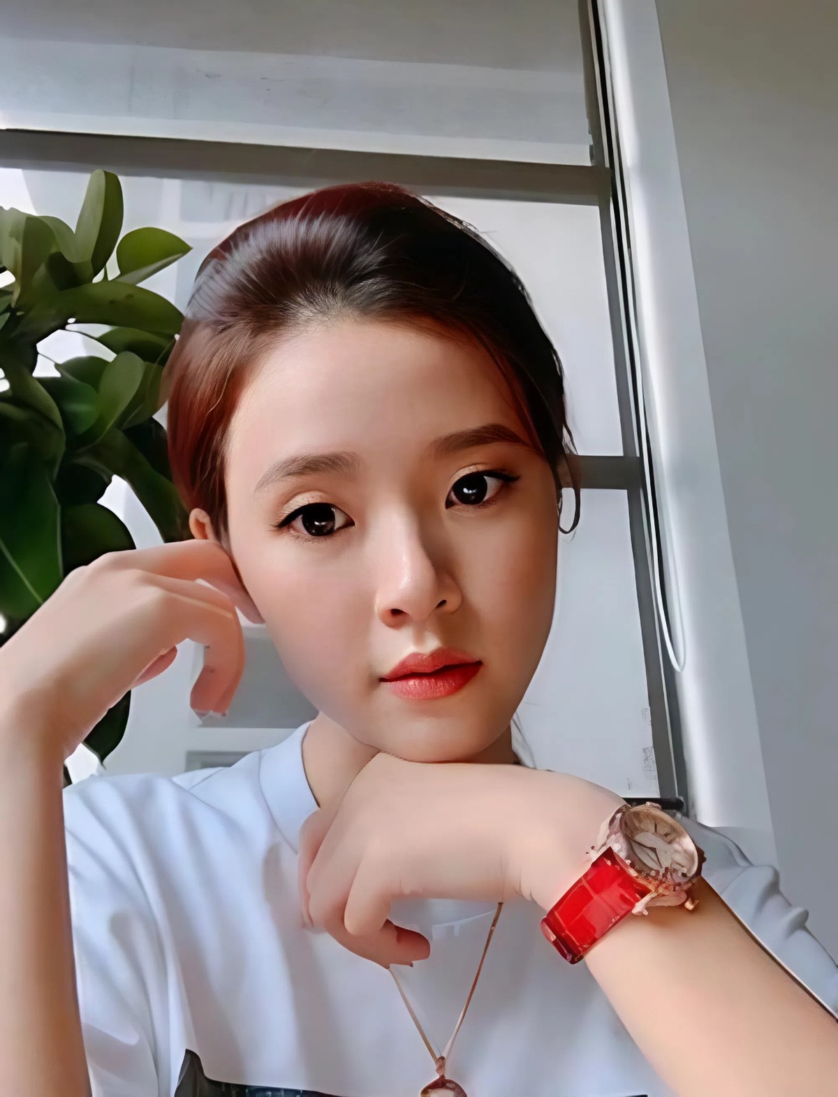 Trước đó, năm 2019, Midu từng gây chú ý khi đeo mẫu Happy Sport của Chopard trong một sự kiện. Đồng hồ chế tác bằng vàng hồng, viền nạm kim cương và sapphire nhiều màu, nổi bật với những viên kim cương chuyển động trên mặt số xà cừ - chi tiết làm nên dấu ấn của dòng Happy Sport. Ảnh: Facebook Midu