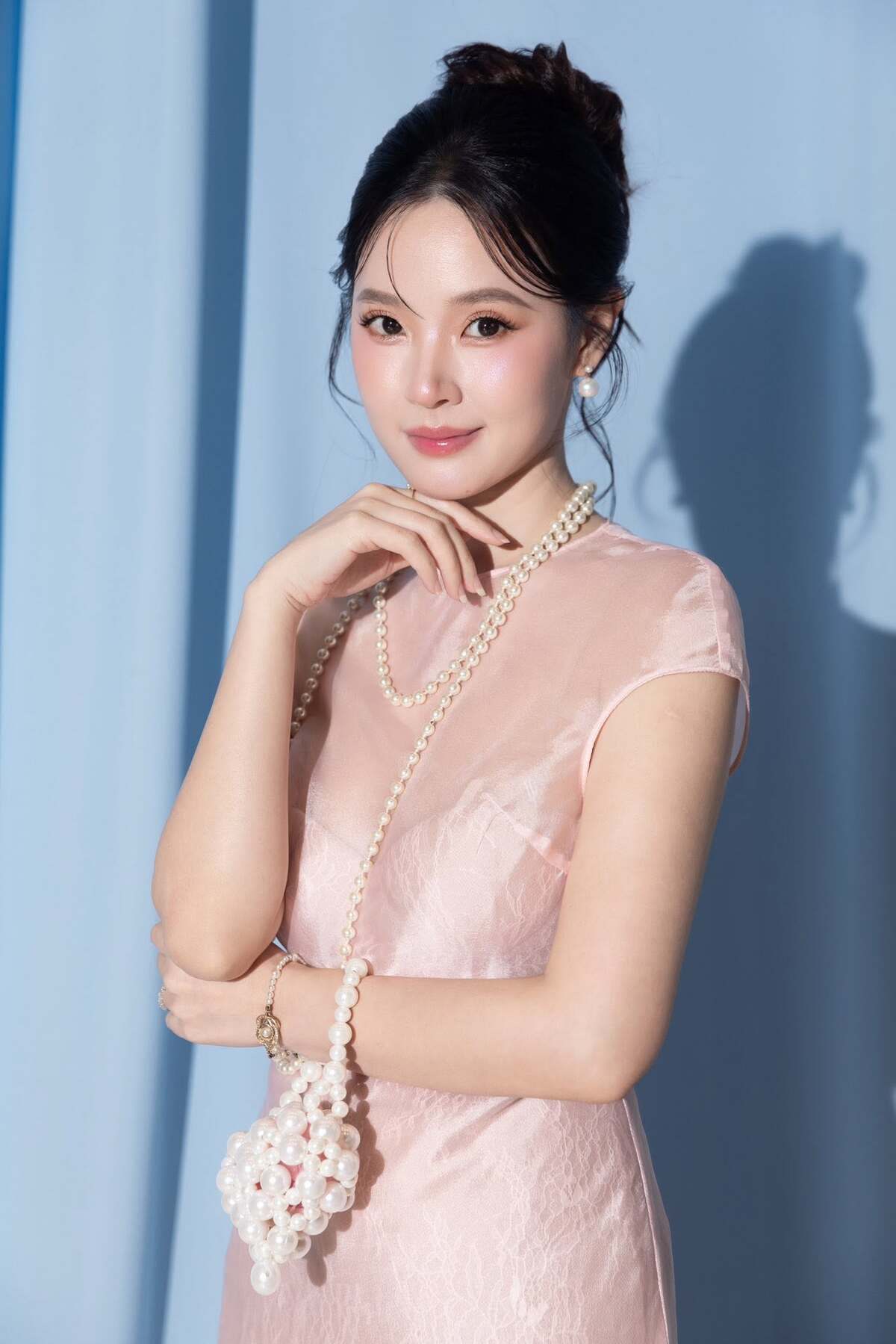 Midu tên thật Đặng Thị Mỹ Dung, sinh năm 1989. Cô từng là người mẫu tuổi teen trước khi bén duyên điện ảnh và được biết đến qua loạt tác phẩmem Thiên mệnh anh hùng, Thiên thần áo trắng, 4 năm 2 chàng 1 tình yêu, Khi ta 25... /emBên cạnh sự nghiệp diễn xuất, cô còn là giảng viên thời trang kiêm doanh nhân.
