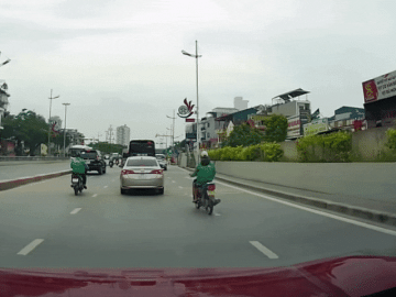 Clip: Tài xế cầm lái thiếu quan sát, xe máy đâm hai lần vào ô tô