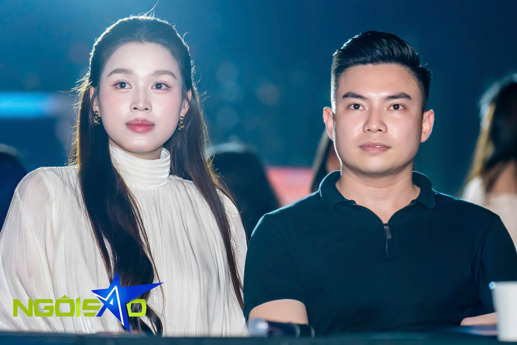 Đỗ Thị Hà diện đồ suông rộng ngồi xem concert cùng chồng thiếu gia. Ảnh: Tùng Đinh
