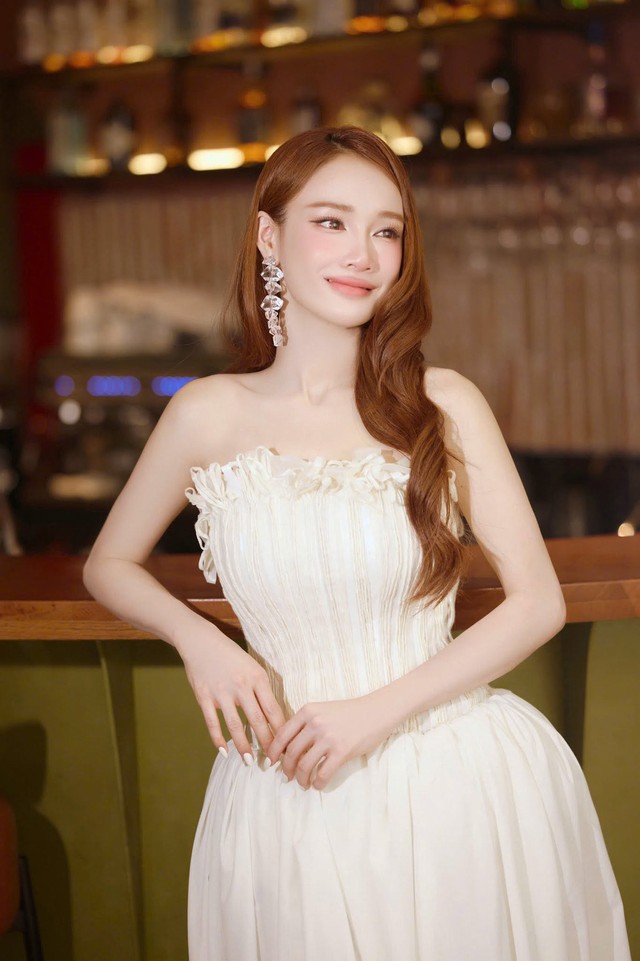 Sau khi sinh con, cô thường xuyên chia sẻ những khoảnh khắc đời thường bên gia đình và nhận về nhiều sự quan tâm từ người hâm mộ.