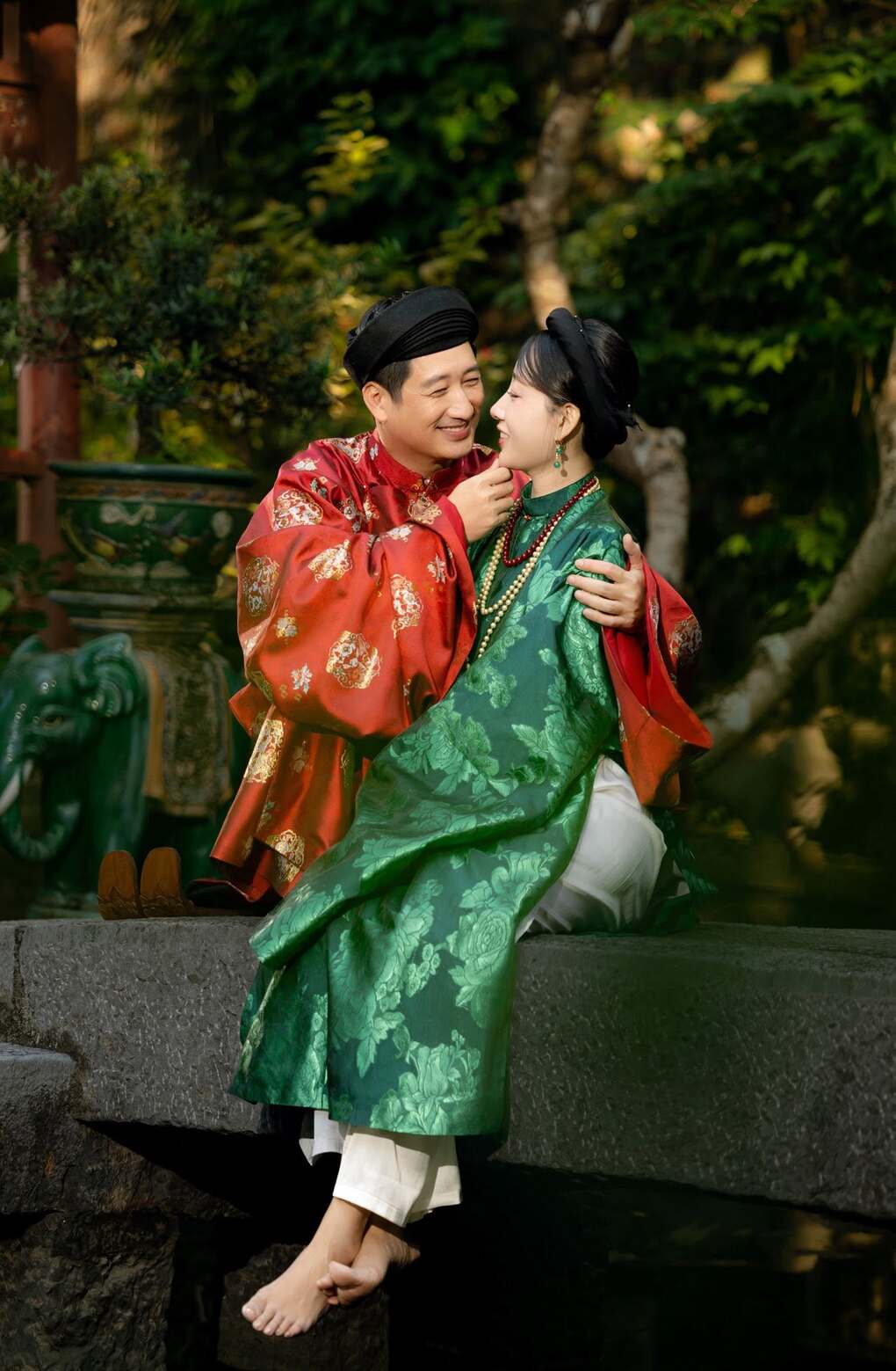 Ngọc Quỳnh sinh năm 1980, được biết đến với vai Tiến trong phim Hoa cỏ may của đạo diễn Lưu Trọng Ninh từ khi còn học trường Sân khấu - Điện ảnh. Sau này, anh đóng nhiều phim như Đi qua ngày giông bão, Tin vào điều không thể, Tình yêu không hẹn trước... nhưng đến khi bước vào tuổi trung niên mới được chú ý trở lại với vai người chồng tệ bạc trong phim Hoa hồng trên ngực trái, đóng cùng Hồng Diễm. Từ đó đến nay, anh liên tục xuất hiện trong các phim Biệt dược đen, Hoa vương... Anh thuộc biên chế của Nhà hát Kịch Hà Nội và được Nhà nước phong tặng danh hiệu NSƯT hồi tháng 3/2024. Trải qua hai cuộc hôn nhân đổ vỡ, anh có một con trai với người vợ đầu, một con gái và một con trai với người vợ thứ hai.