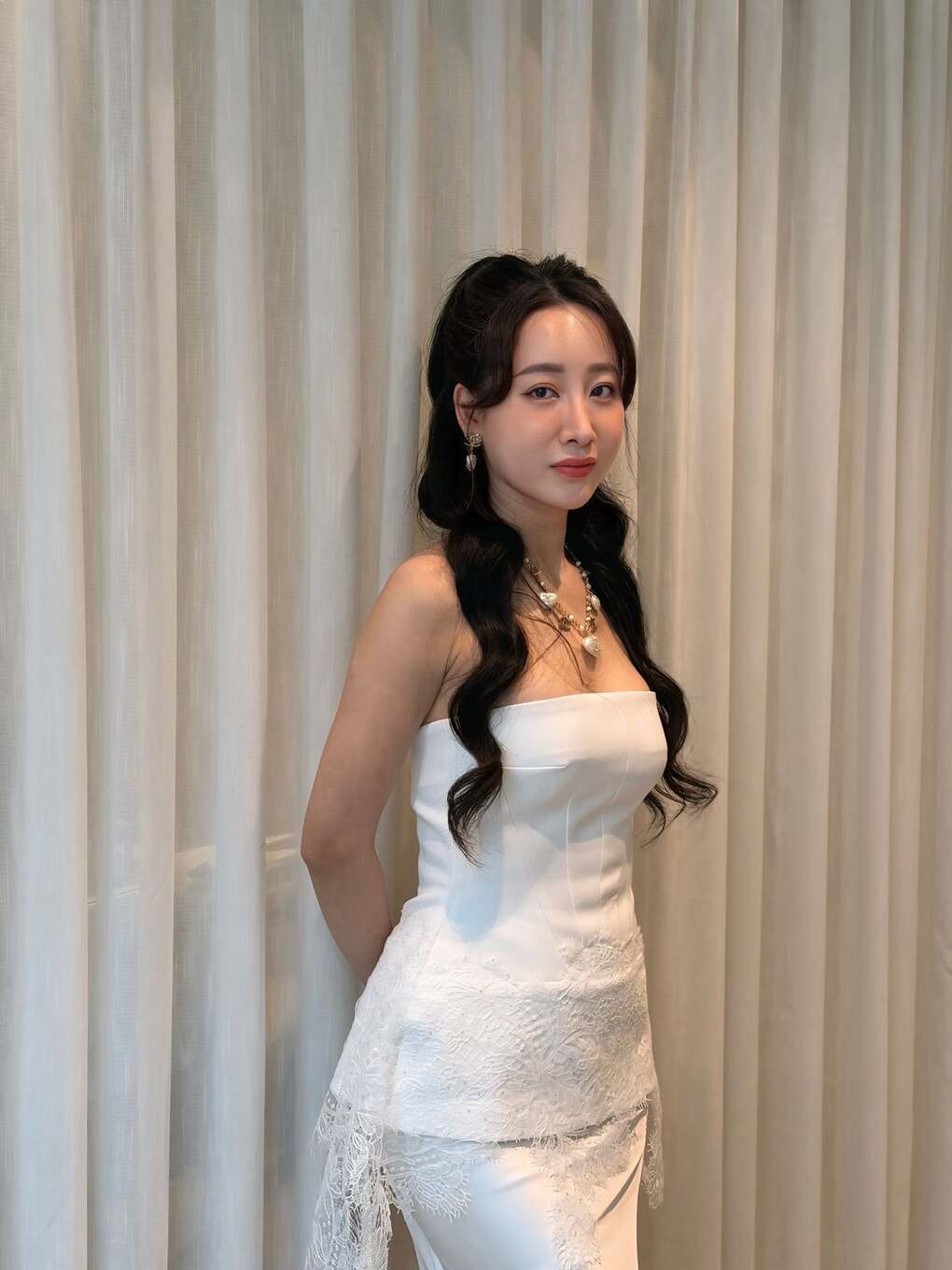 Thùy Anh sinh năm 1987, tốt nghiệp trường Sân khấu - Điện ảnh Hà Nội. Trước khi yêu nhau, cô là đồng nghiệp của Ngọc Quỳnh tại nhà hát Kịch Hà Nội. Cô từng đóng vai phụ trong các phim Nhà trọ Balanha, tham gia các phim truyền hình và sitcom như Phóng viên thử việc, Xúc xắc tình yêu, Tìm lại ngày đã mất, Sắc màu phái đẹp, Góc phố muôn màu... Nữ diễn viên từng trải qua đổ vỡ hôn nhân, hiện là mẹ đơn thân của cậu con trai 15 tuổi.