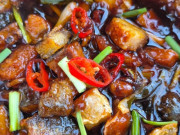 Bếp Eva - Loại cá ít tanh, thịt săn chắc, tốt cho tim mạch và xương khớp, kho cá cách này đậm đà, giòn thơm đưa cơm cực kì