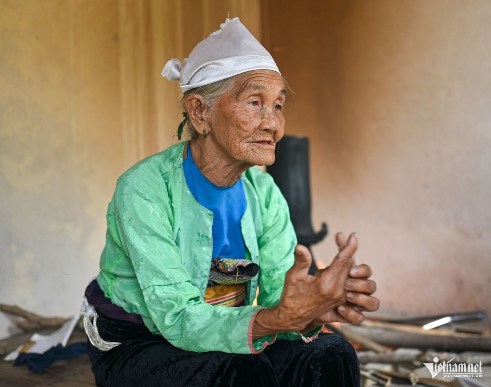 Cụ Chụm giao tiếp hoàn toàn bằng tiếng Mường, luôn nở nụ cười rạng rỡ