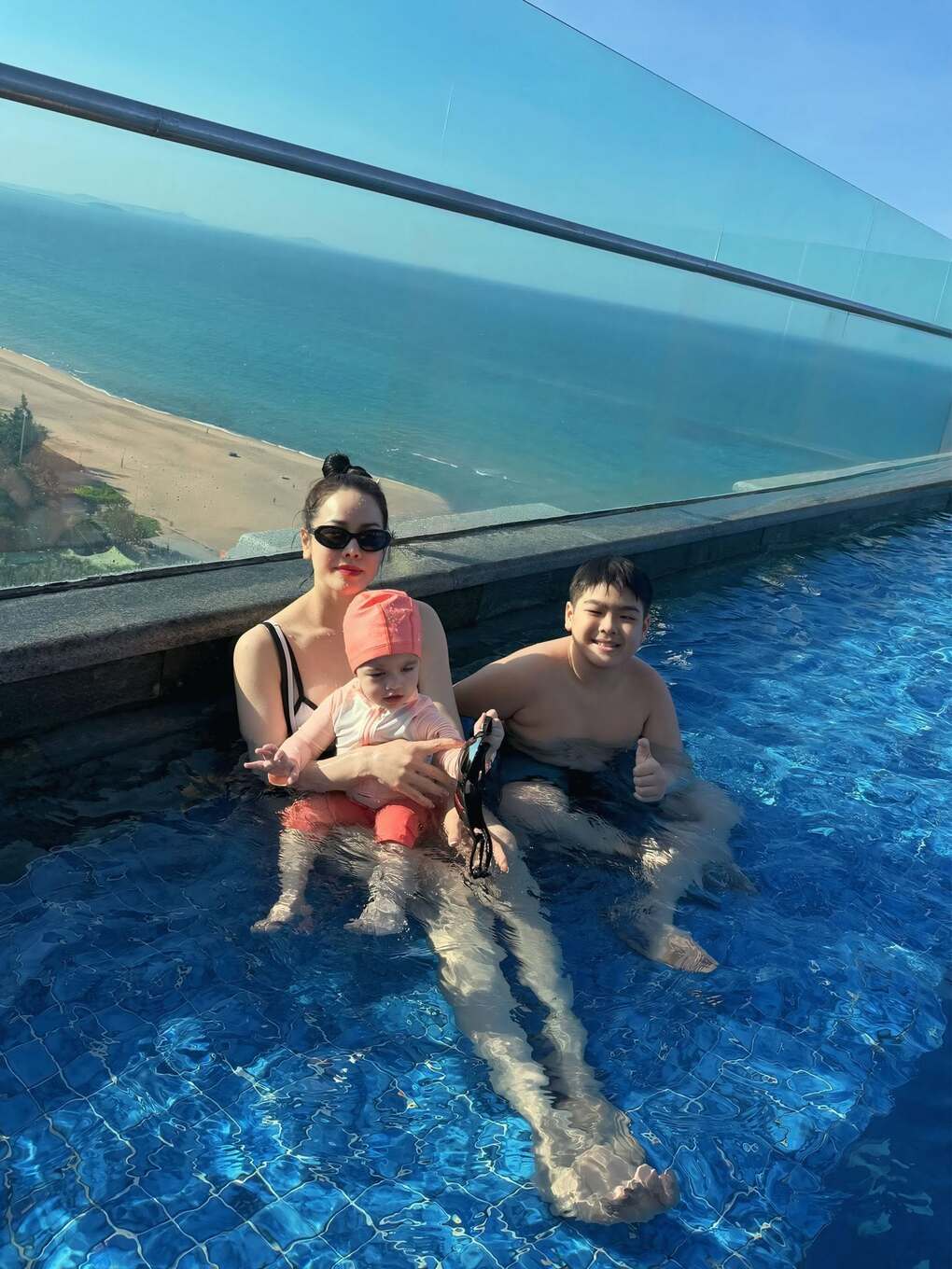Phần lớn thời gian cô dành cho việc cùng các con bơi lội trong resort hay đi chơi công viên.