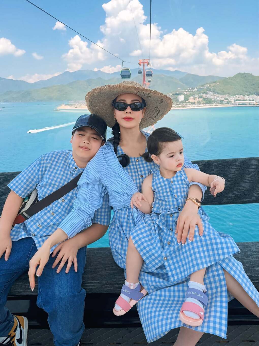 Nhật Kim Anh sinh năm 1985, từng tham gia các phim: Long thành cầm giả ca, Gieo gió, 39 độ yêu, Cạm bẫy - hơi thở của quỷ. Cô là giám khảo trẻ nhất trong Liên hoan phim Việt Nam 2017. Ngoài đóng phim, cô theo đuổi ca hát, từng ra album Lâu đài cát.