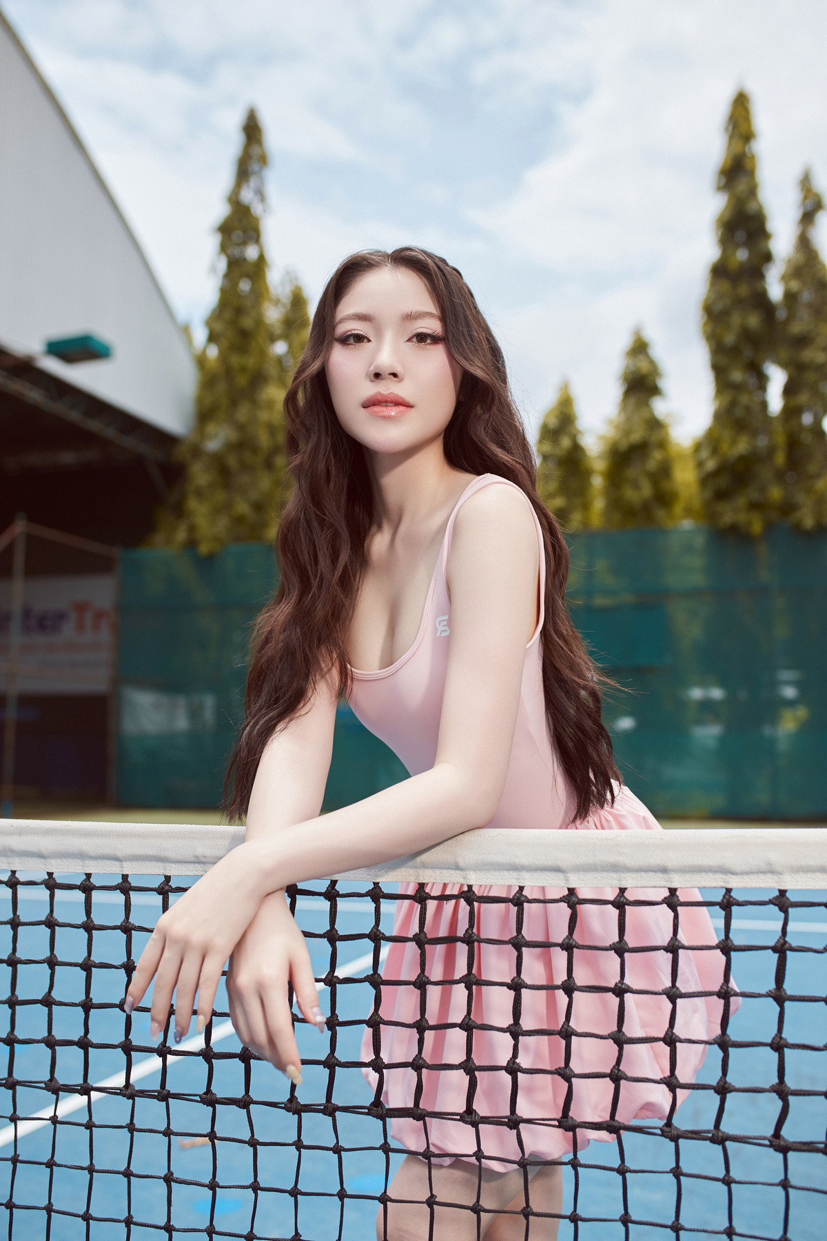 Trong bộ ảnh thời trang mới, Thanh Thảo ghi lại những khoảnh khắc khoe dáng khi ra sân chơi tennis.