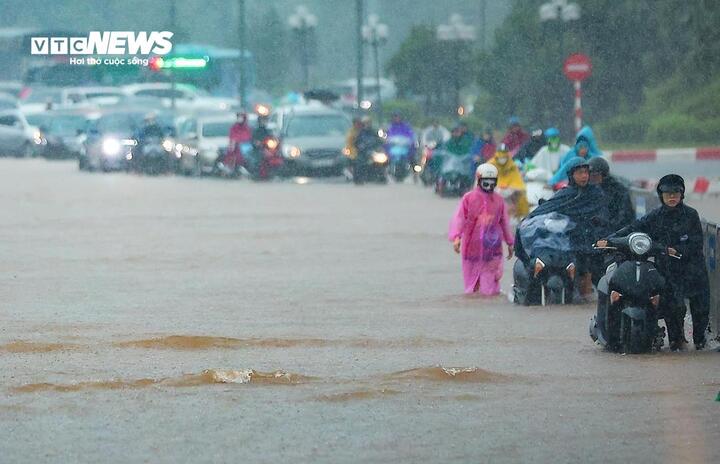 Miền Bắc hứng mưa lớn, đề phòng lũ quét, sạt lở và ngập lụt.