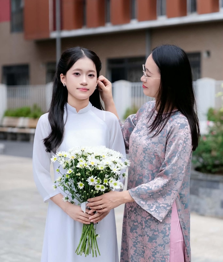 Bảo Hà chụp ảnh kỷ yếu cùng mẹ của em. (Ảnh: NVCC)
