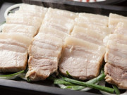 Bếp Eva - Luộc thịt nên cho vào nước sôi hay nước lạnh? Nhiều người làm theo thói quen nhưng chưa chắc đã đúng