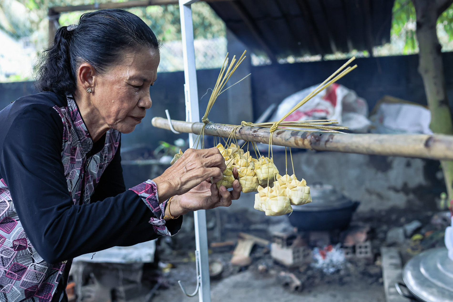 Món bánh kà tum gồm lớp vỏ được đan lát kỳ công bằng lá thốt nốt, bên trong là nhân làm từ gạo nếp thơm, dừa nạo, đậu trắng hấp chín và đường, muối