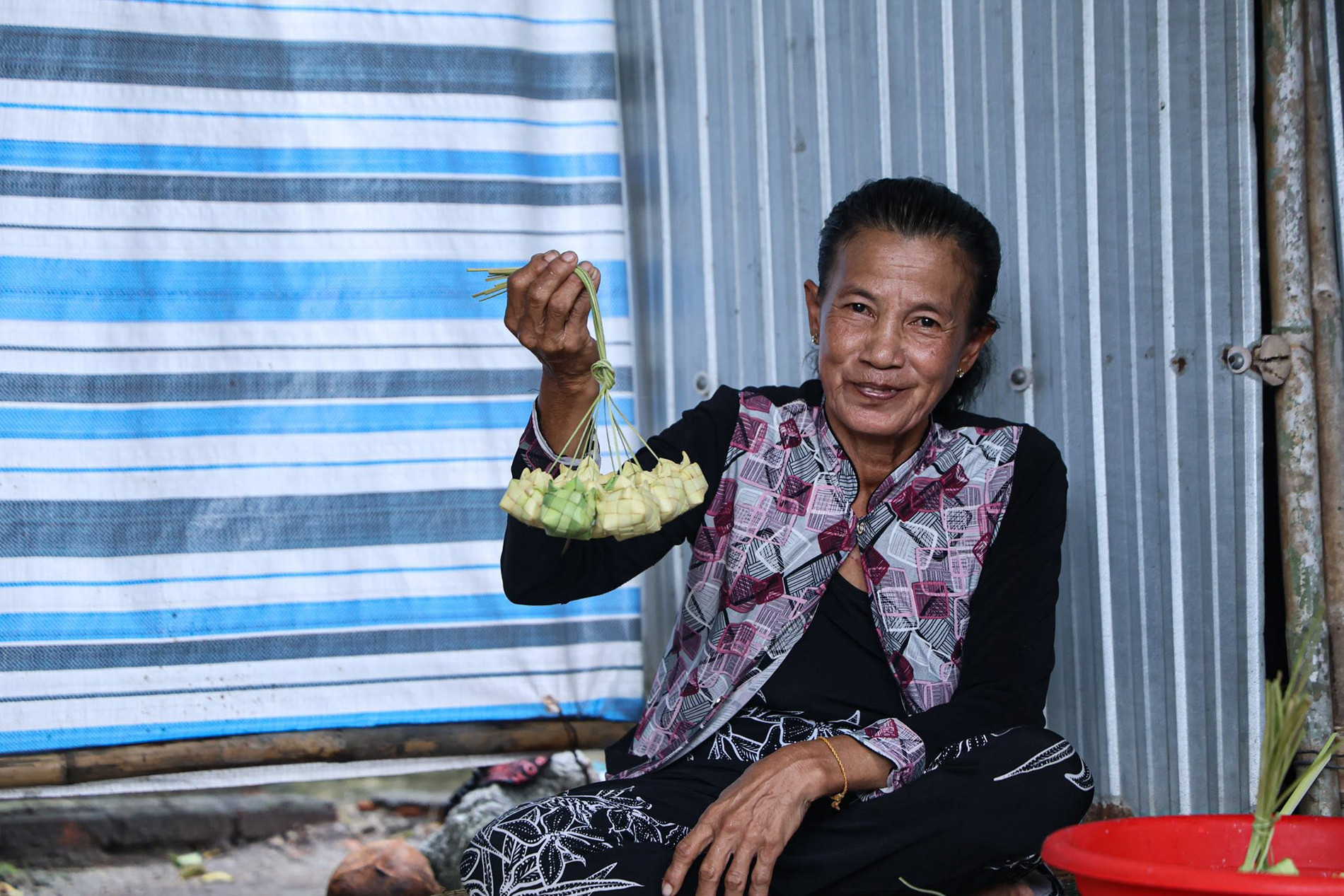Ngoài tự tay gói, bà Neáng Phương còn truyền nghề làm bánh kà tum cho một số phụ nữ trong xã, cung ứng số lượng hàng trăm cái/ngày cho các điểm du lịch trên địa bàn