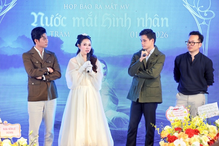 Ekip thực hiện MV (từ trái qua): Diễn viên Lợi Trần, ca sĩ Bảo Trâm, đạo diễn Vũ Hồng Thắng, nhạc sĩ Minh Quốc.
