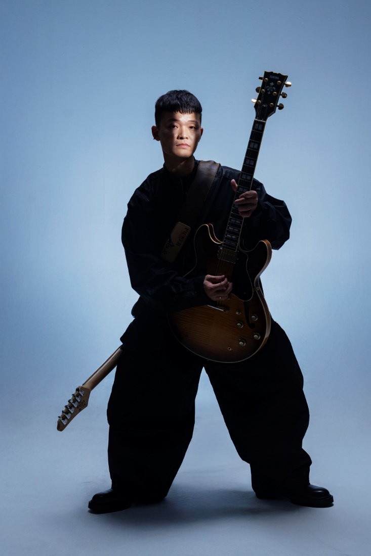 Hoà Ất (Main Guitarist) là người đàn ông đã lập gia đình và đi qua nhiều tổn thương trong cuộc sống. Tiếng đàn của anh không phô trương, không ồn ào, là những thanh âm được hình thành từ những điều đã mất và những gì còn ở lại, tạo nên một màu sắc rất riêng trong tổng thể âm nhạc của Picker Band.