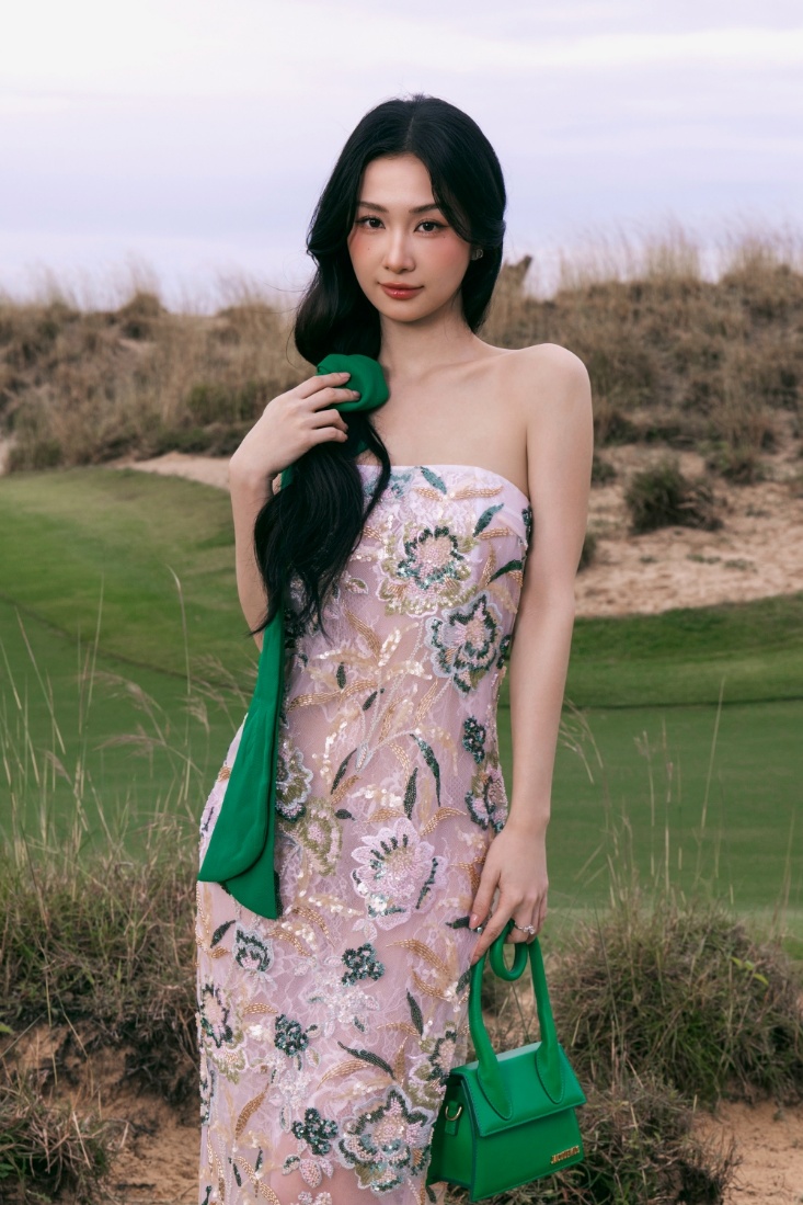 Jun Vũ diện đầm cúp ngực đính sequin dáng dài, phối với phụ kiện cùng tông.
