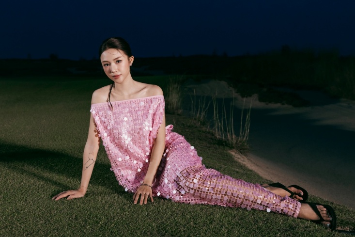 Trong khi đó, Salim nổi bật với thiết kế lưới phủ sequin hồng lấp lánh.