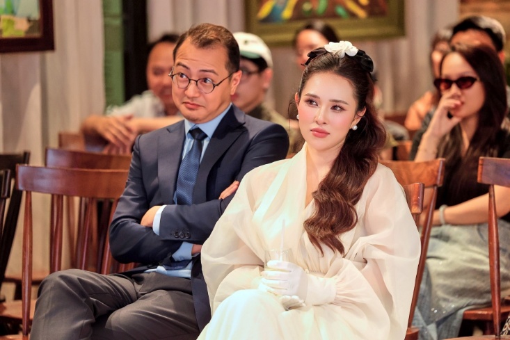 Phản ứng thú vị của ông xã Bảo Trâm khi xem cảnh nóng của vợ trong MV với nam diễn viên Lợi Trần.