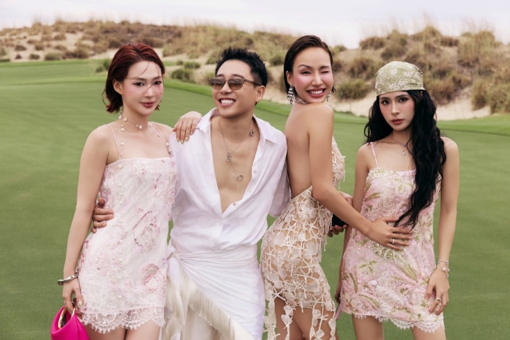 Stylist Hoàng Ku bên nhóm bạn thân gồm Sun HT, ca sĩ Gigi Hương Giang và ca nương Kiều Anh.