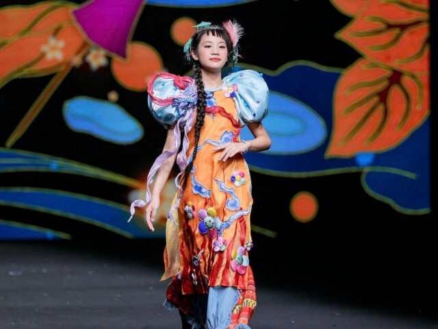 Mẫu nhí An Cát Diệp và hành trình đưa văn hoá Việt ra thế giới, từ sân đình tới Tuần lễ Thời trang Thâm Quyến