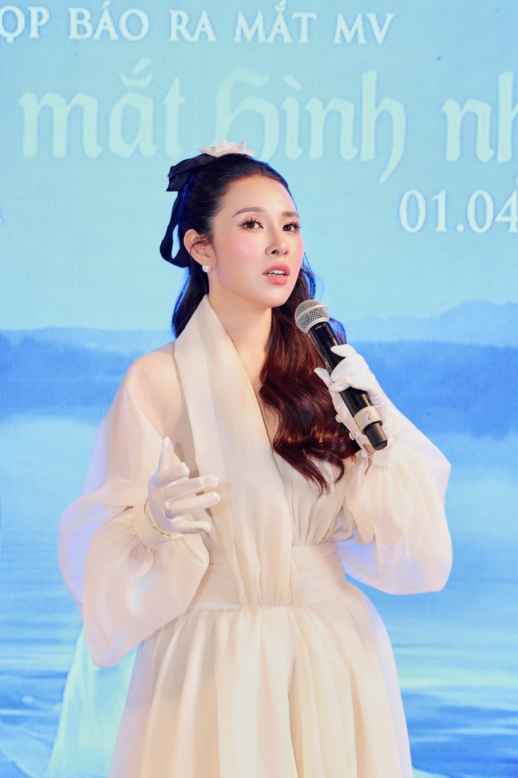 Với Trâm, Nước mắt hình nhân không đơn thuần là một lựa chọn, mà là một mối lương duyên. Ca khúc đến vào đúng giai đoạn Trâm cảm thấy chơi vơi và khao khát được bộc bạch những góc khuất chân thật nhất của mình. Trâm tin rằng không phải mình chọn bài hát, mà chính bài hát đã chọn mình, nữ ca sĩ chia sẻ.