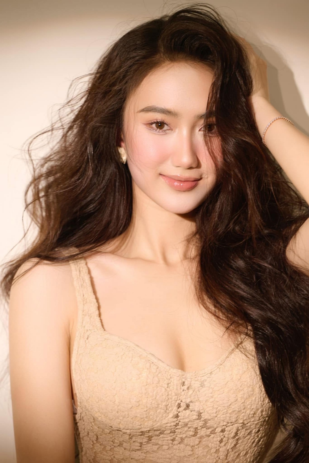 Cô có vẻ đẹp trong trẻo, làn da trắng sáng cùng những đường nét được nhận xét là đậm chất điện ảnh.