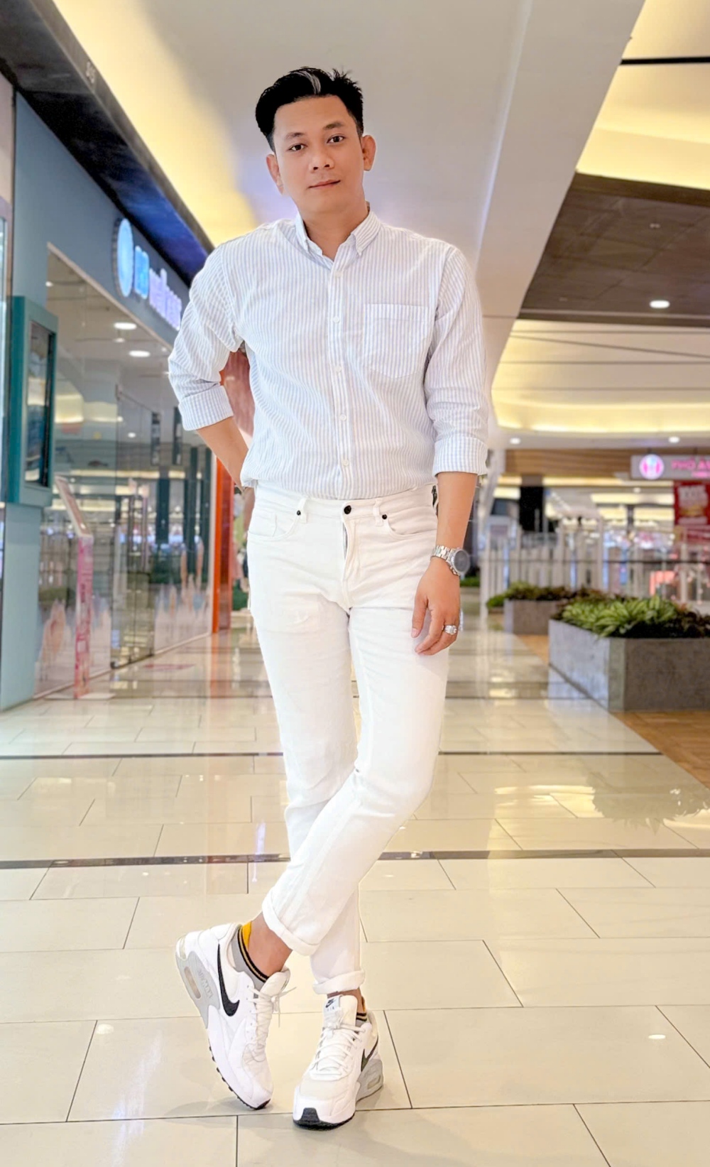 Nhờ sự thay đổi này, Đặng Tuấn Chinh được nhiều người gọi là hot boy bánh giò.