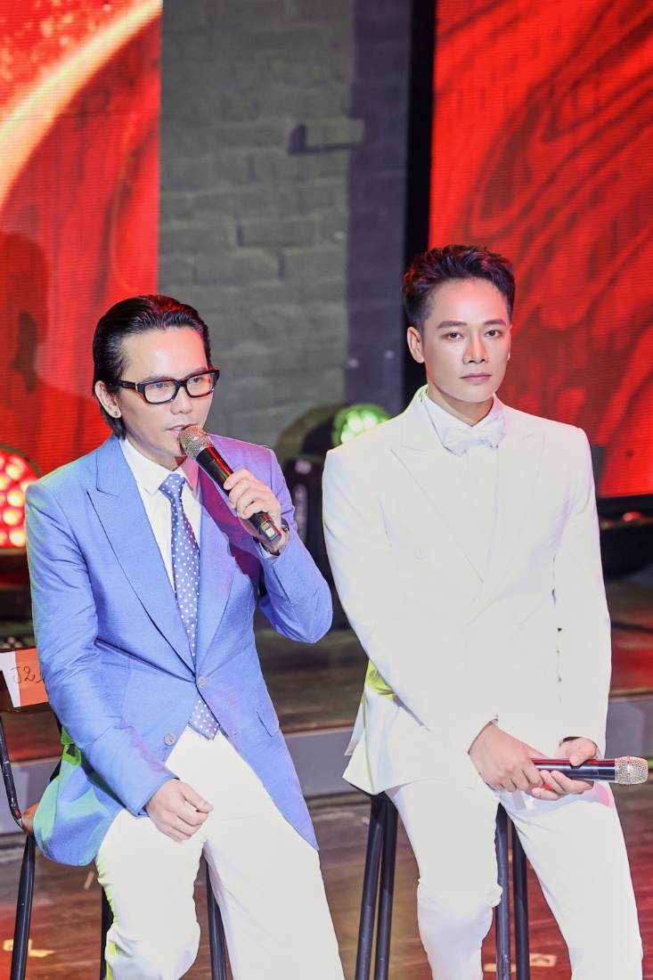 Quá trình thu âm Việt Nam khúc kiêu hùng không hề dễ dàng. Bản thu đầu tiên của Anh Quân từng bị Tú Dưa thẳng thắn từ chối và yêu cầu tạm dừng kế hoạch quay MV.