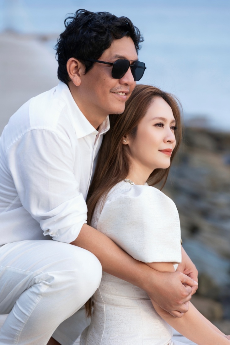 Thanh Thúy từng là gương mặt quen thuộc của màn ảnh Việt những năm 2000. Sau khi kết hôn, cô dần lùi về phía sau để đảm nhận vai trò nhà sản xuất, hỗ trợ chồng trong nhiều dự án điện ảnh.