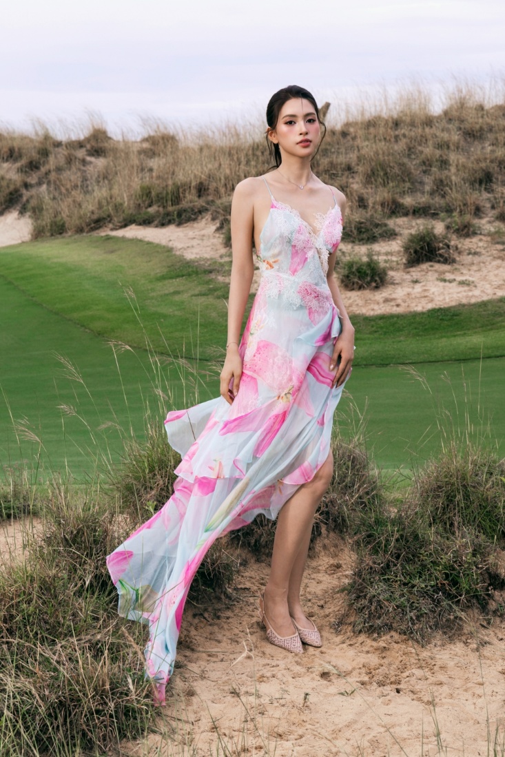 Hoa hậu Việt Nam 2018 Trần Tiểu Vy diện đầm chiffon 2 dây in họa tiết hoa ly, kết hợp chi tiết ren ở phần ngực và hông.