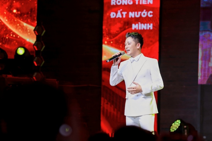 Nam ca sĩ hát live ca khúc tại buổi họp báo giới thiệu MV Việt Nam khúc kiêu hùng.