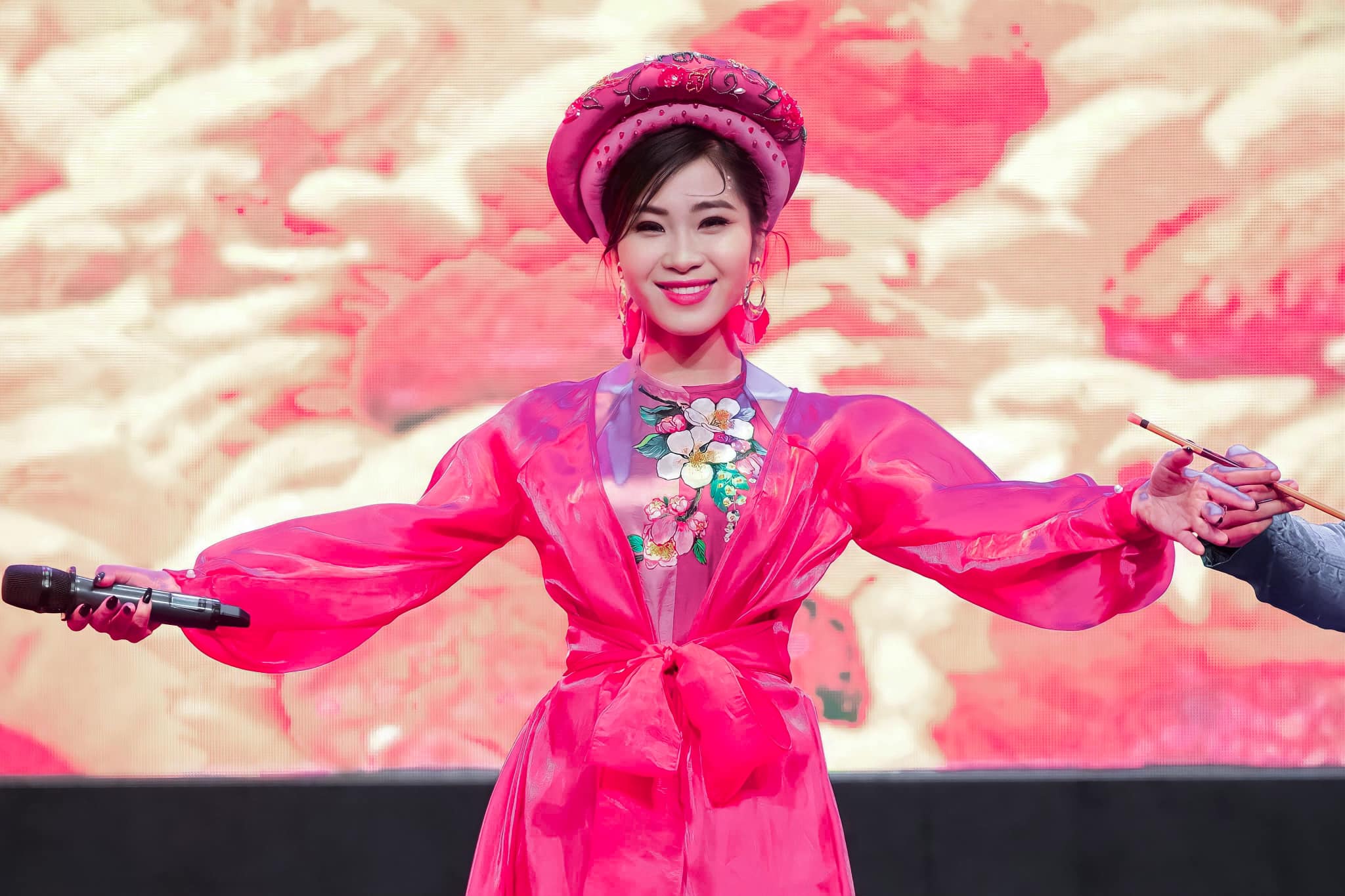 Không chỉ làm mới âm nhạc dân gian, ca sĩ Hà Myo còn truyền cảm hứng qua phong cách thời trang đậm dấu ấn dân tộc.
