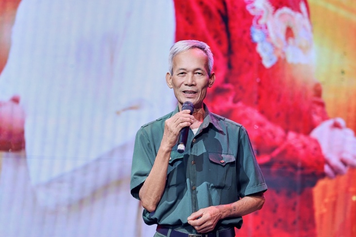 Bố ruột Anh Quân Idol xúc động khi nghe con trai thể hiện ca khúc. Được biết, ông là thương binh thời kháng chiến chống Mỹ.