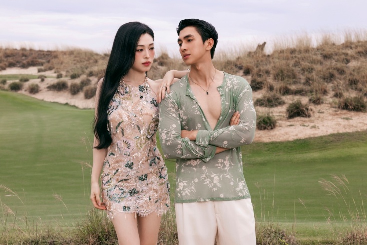 Á hậu 1 Hoa hậu Việt Nam 2018 Phương Nga chọn thiết kế cắt xẻ đính sequin tạo điểm nhấn quyến rũ và cá tính. Diễn viên Bình An gây chú ý khi diện sơ mi lưới đồng điệu về màu sắc với vợ.