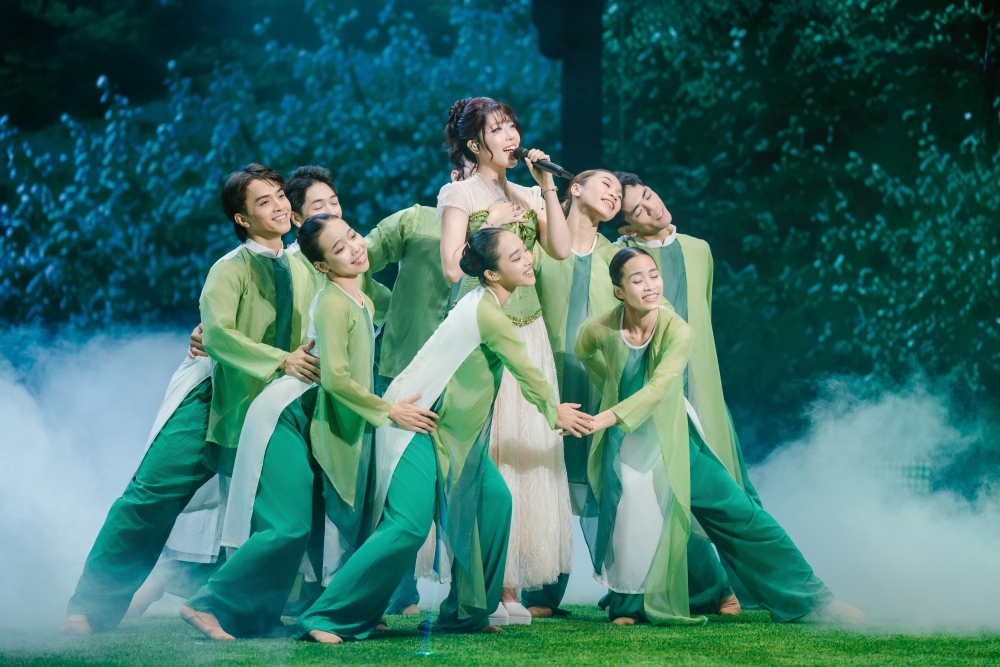 Pia Linh xúc động khi lần đầu trình diễn ca khúc này cùng Oplus. Cô cho rằng bài hát nhắc con người sống chậm lại và dành nhiều thời gian hơn cho những điều quan trọng trong cuộc sống.