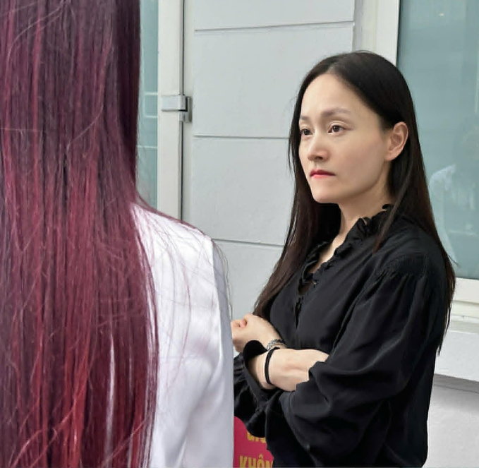 Lan Phương khi trao đổi với luật sư sau phiên phúc thẩm.