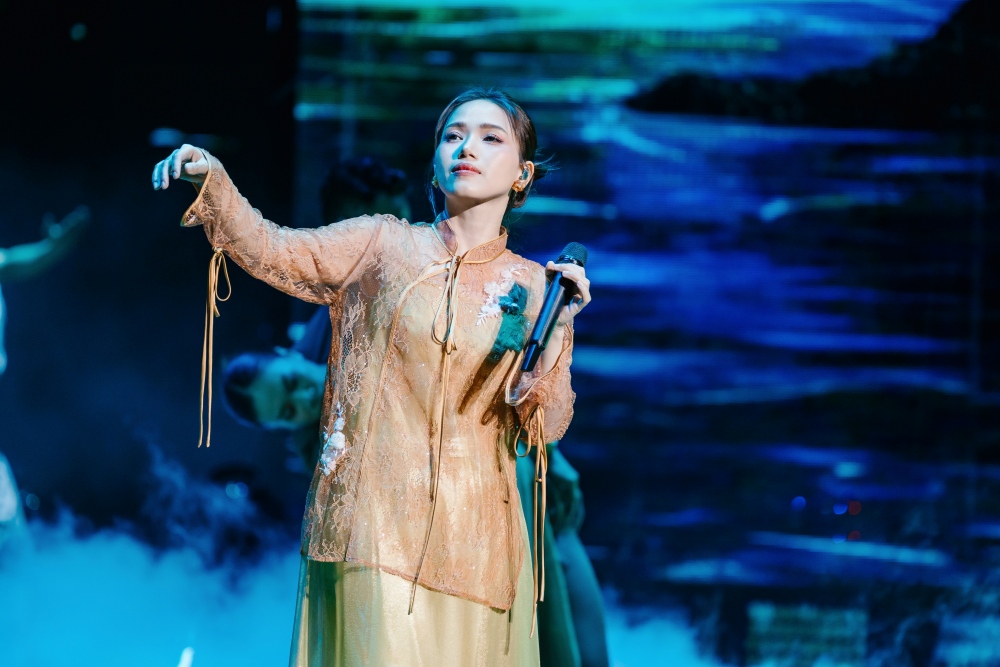 Màn kết hợp giữa Hà An Huy và Thùy Chi với mashup Ngồi tựa mạn thuyền - Người ở người về nối dài màu sắc dân gian đương đại của concert.