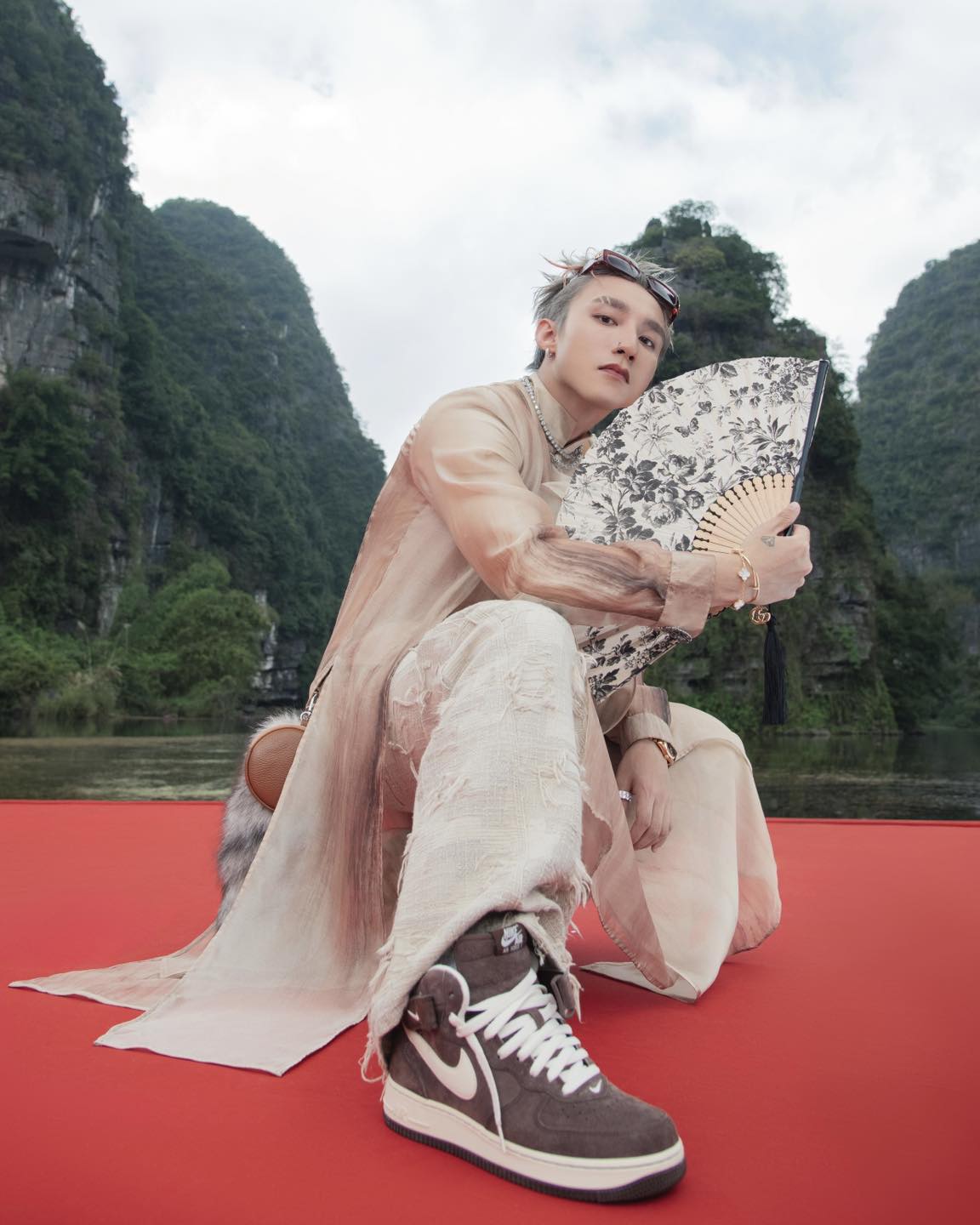 Nam ca sĩ gây chú ý khi mix-match thiết kế áo dài cách tân phối cùng sneakers hiện đại.