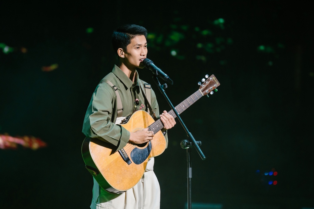Nguyễn Hùng xuất hiện cùng mashup Ở trong khu rừng - Phép màu - 5 ngón bàn tay.