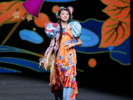 Mẫu nhí An Cát Diệp và hành trình đưa văn hoá Việt ra thế giới, từ sân đình tới Tuần lễ Thời trang Thâm Quyến