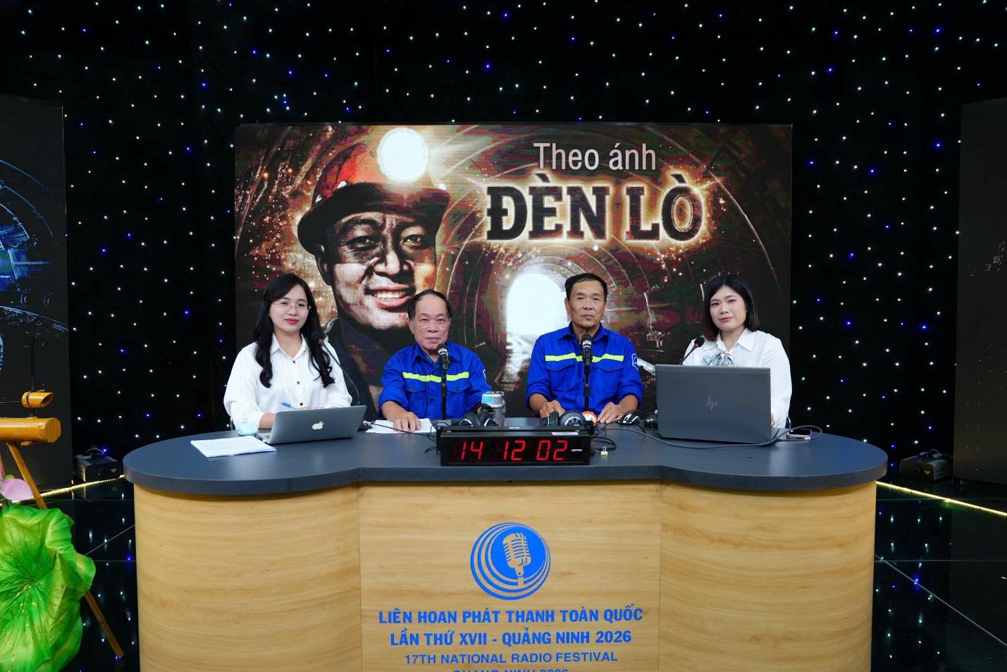 Trong phần thi phát thanh trực tiếp, đội sân nhà Báo và PTTH Quảng Ninh mang đến tác phẩm Theo ánh đèn lò nhân dịp 71 năm ngày Giải phóng Vùng mỏ (25/4/1955 - 25/4/2025).