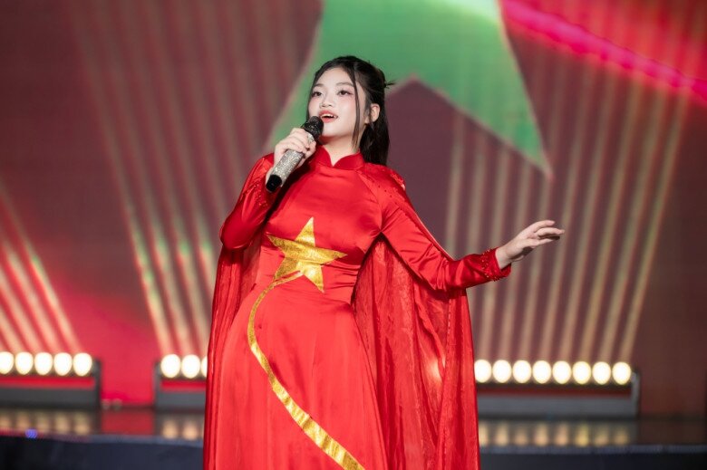Kyo York mặc áo dài hát amp;#34;Hello Vietnamamp;#34;, hội ngộ dàn khách mời đình đám - 7