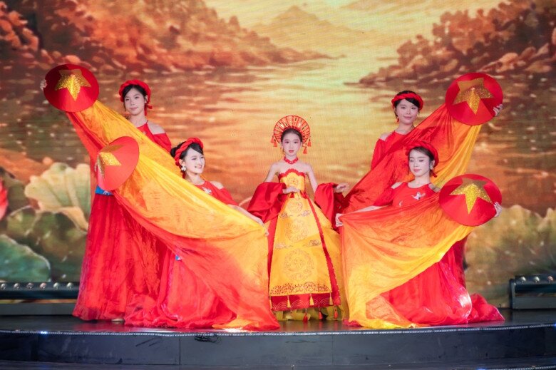 Kyo York mặc áo dài hát amp;#34;Hello Vietnamamp;#34;, hội ngộ dàn khách mời đình đám - 8