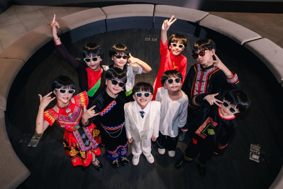 XEM VIDEO: MV Có Bác trong tim - Xệ Xệ ft. Tùng Dương.