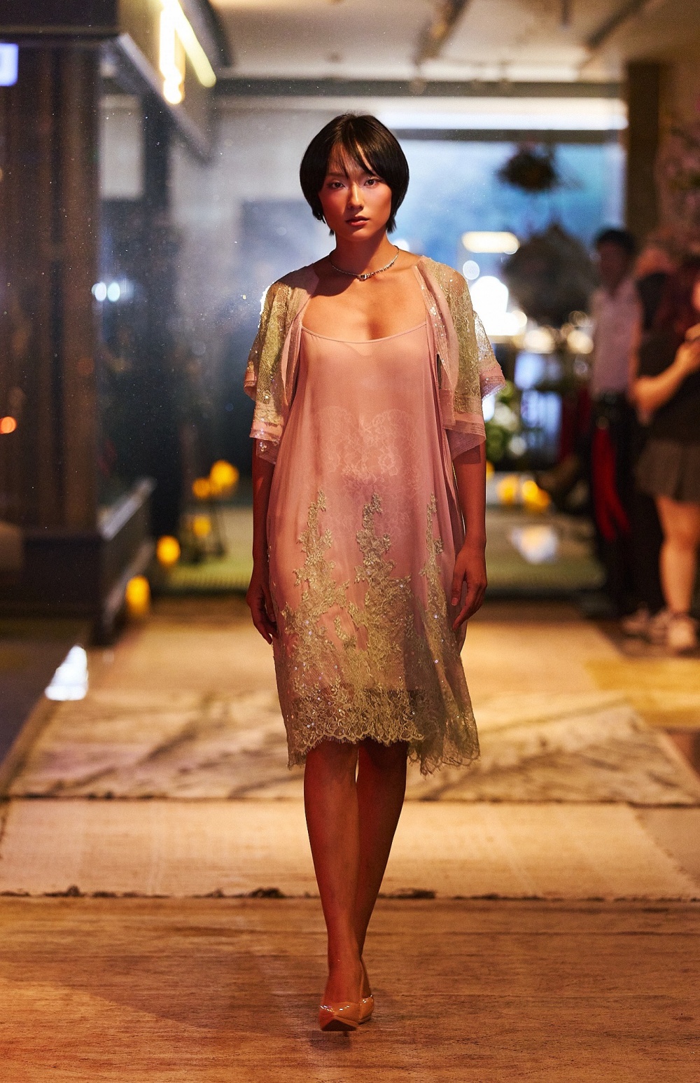 Diễn viên, fashionista Hồ Thu Anh mở màn show diễn trong vai trò first face.